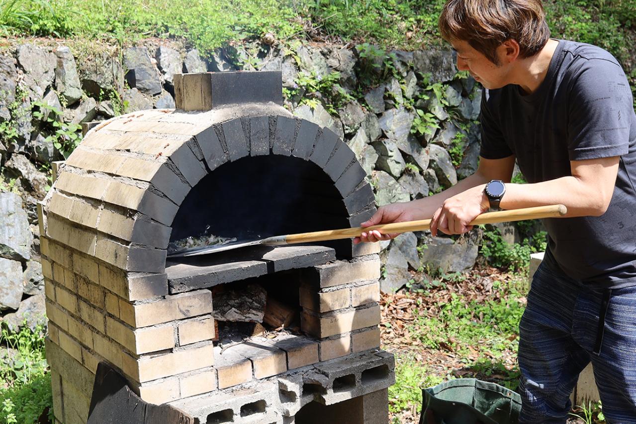 ピザ釜でピザを焼く