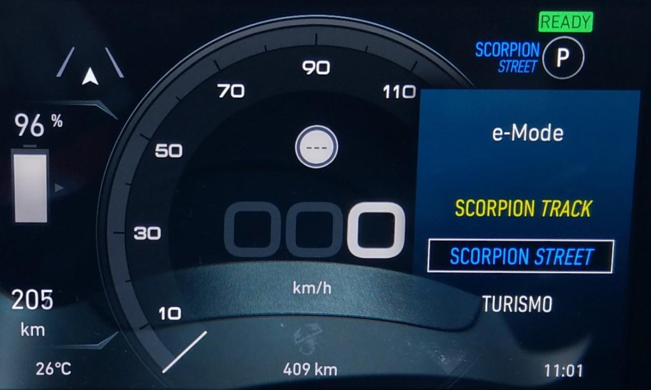 アバルト500eは「SCORPIN TRACK」「SCORPION STREET」「TURISMO」の3つから走行モードを選択可能