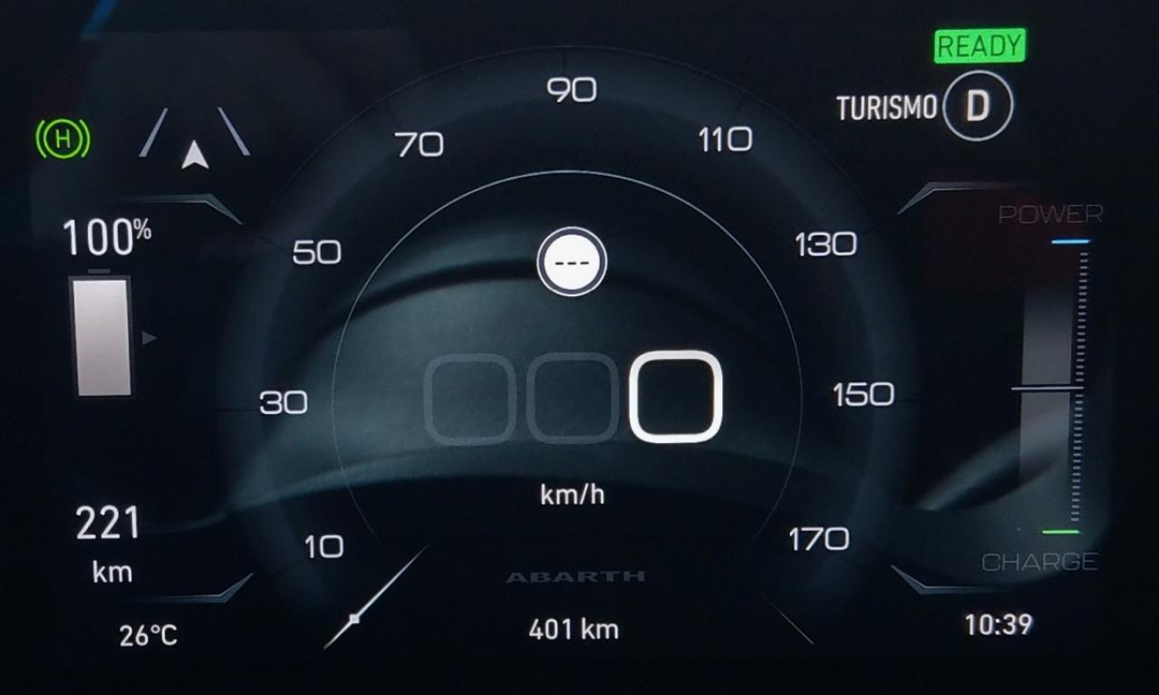 アバルト500eカブリオレのWLTCモード一充電走行距離は294kmだが、試乗車の残走行距離は100%でも221km…でも平均電費から割り出してるだけなので、実際はもっと走る！