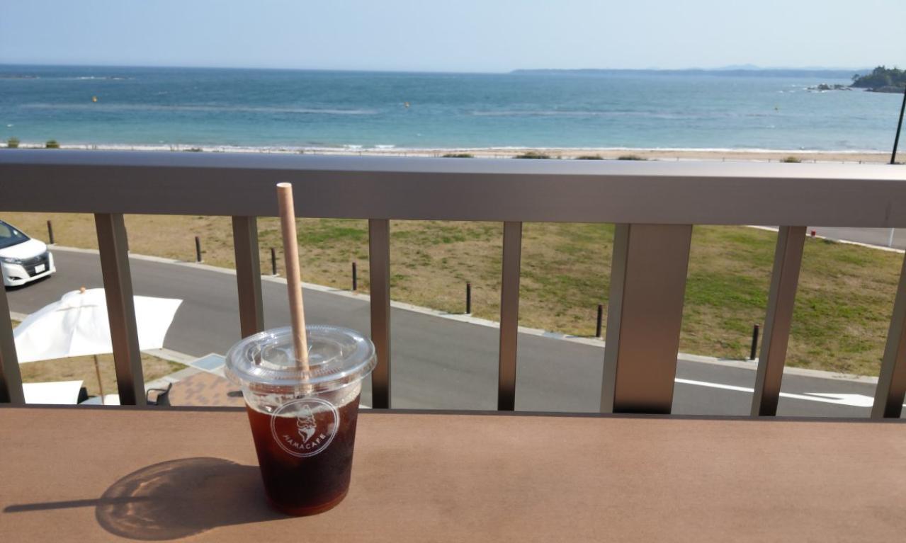 道の駅の屋上はオープンカフェになっており、晴れた初夏にここから眺める海は最高に素晴らしい