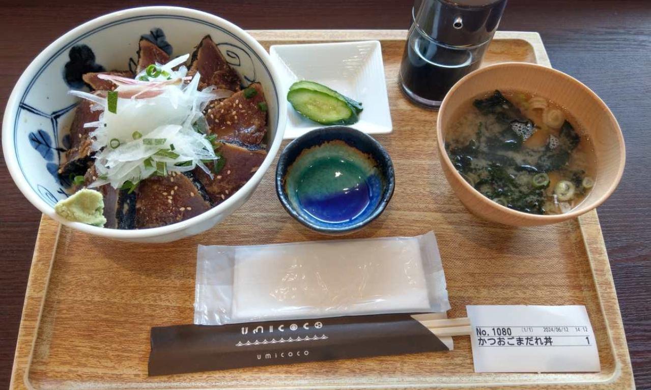 気仙沼はカツオの時期なので、カツオのタタキを載せた丼は最高だ…味噌汁もダシが抜群！