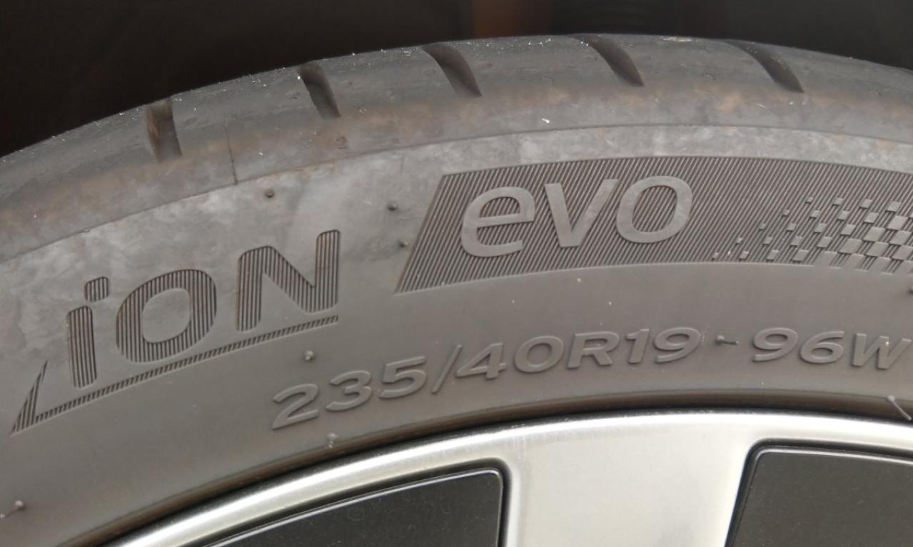 試乗車の装着タイヤは、ハンコックのiON eVO 235／40R19