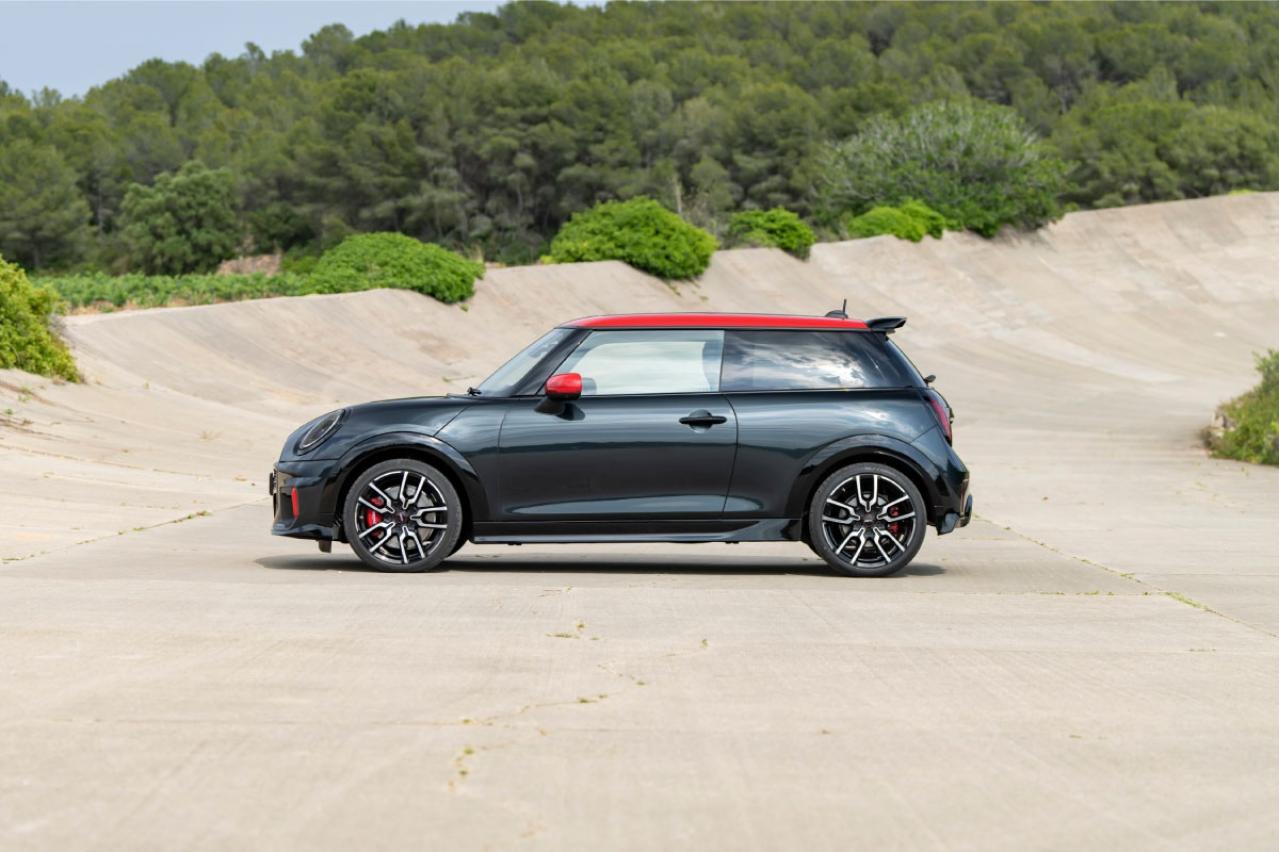 MINI COOPERのモデル・ラインアップにハイ・パフォーマンス・モデル「JOHN COOPER WORKS」を追加