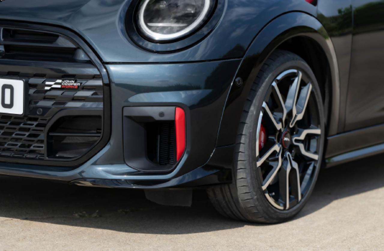 MINI COOPERのモデル・ラインアップにハイ・パフォーマンス・モデル「JOHN COOPER WORKS」を追加