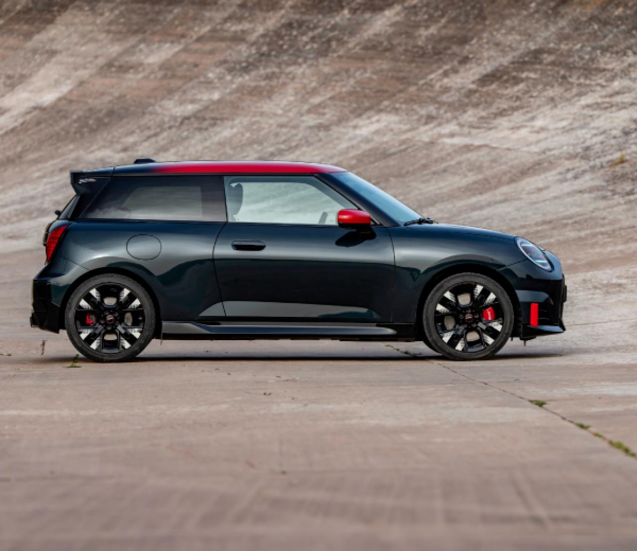 MINI史上初：ハイ・パフォーマンス・モデルJOHN COOPER WORKSに電気自動車が誕生