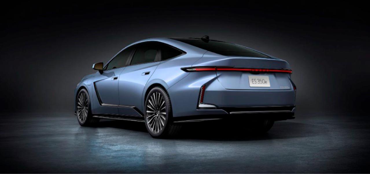 LEXUS、新型「ES」を世界初公開